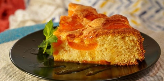 Быстрый пирог с абрикосами, на сметане