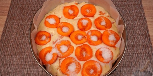 Быстрый пирог с абрикосами, на сметане