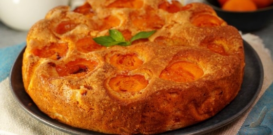 Быстрый пирог с абрикосами, на сметане