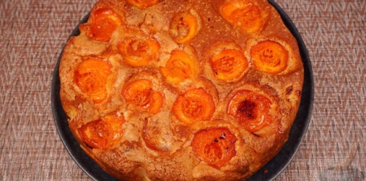 Быстрый пирог с абрикосами, на сметане