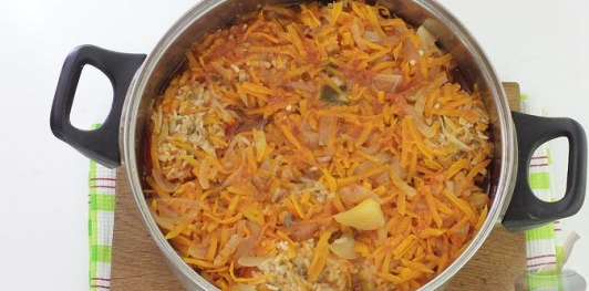 Фаршированные перцы с рисом, капустой и морковью