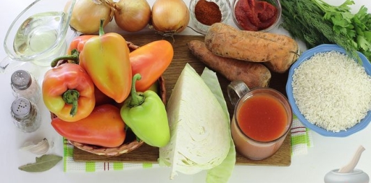 Фаршированные перцы с рисом, капустой и морковью