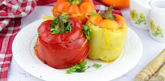 Фаршированные перцы с рисом, капустой и морковью