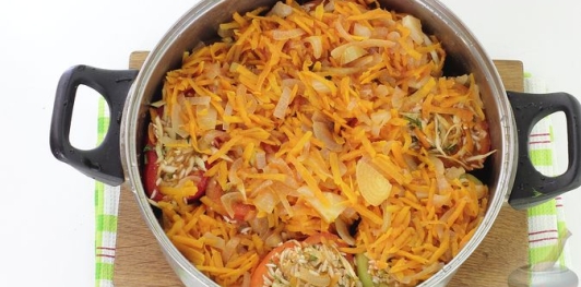 Фаршированные перцы с рисом, капустой и морковью