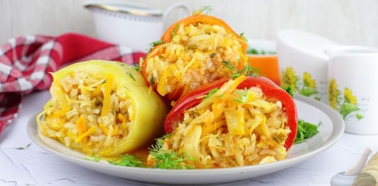 Фаршированные перцы с рисом, капустой и морковью