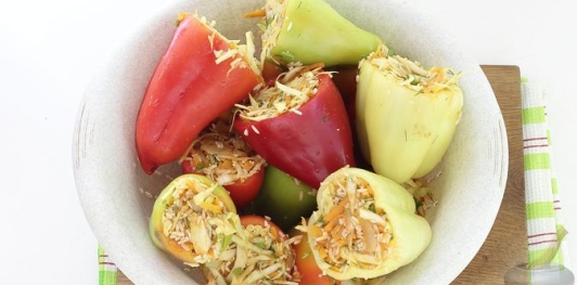 Фаршированные перцы с рисом, капустой и морковью