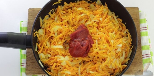 Фаршированные перцы с рисом, капустой и морковью