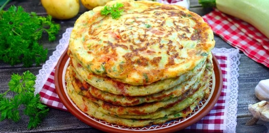 Кабачковые дрожжевые блины с помидорами, картошкой и сыром