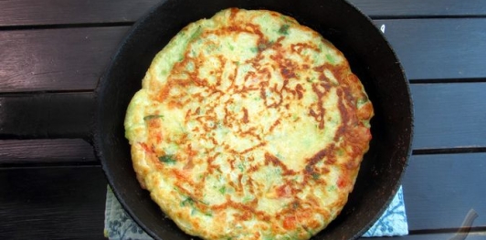 Кабачковые дрожжевые блины с помидорами, картошкой и сыром