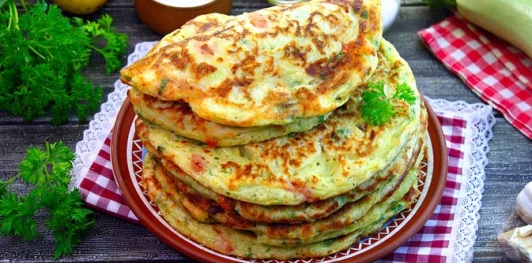Кабачковые дрожжевые блины с помидорами, картошкой и сыром