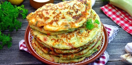 Кабачковые дрожжевые блины с помидорами, картошкой и сыром