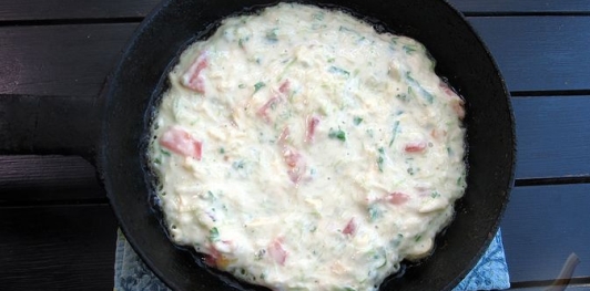 Кабачковые дрожжевые блины с помидорами, картошкой и сыром