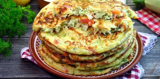 Кабачковые дрожжевые блины с помидорами, картошкой и сыром