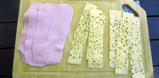 Кабачковые рулетики с колбасой и сыром