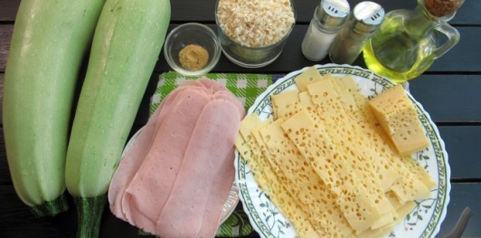 Кабачковые рулетики с колбасой и сыром