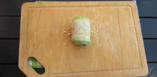 Кабачковые рулетики с колбасой и сыром