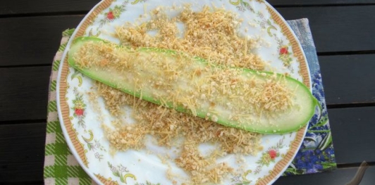 Кабачковые рулетики с колбасой и сыром