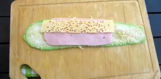 Кабачковые рулетики с колбасой и сыром