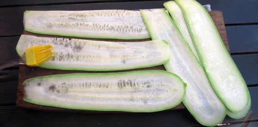 Кабачковые рулетики с колбасой и сыром