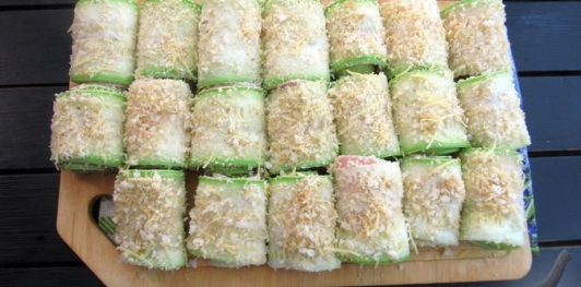 Кабачковые рулетики с колбасой и сыром