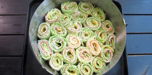 Кабачковые рулетики с колбасой и сыром