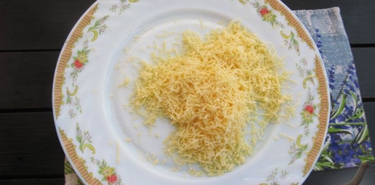 Кабачковые рулетики с колбасой и сыром