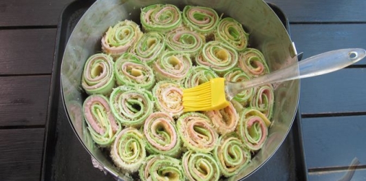 Кабачковые рулетики с колбасой и сыром