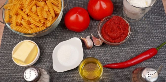 Макароны с помидорным соусом и йогуртом