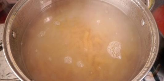 Макароны с помидорным соусом и йогуртом