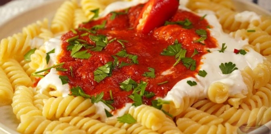 Макароны с помидорным соусом и йогуртом