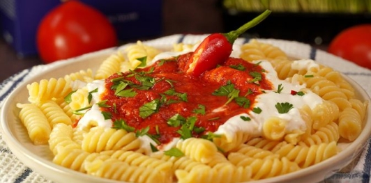 Макароны с помидорным соусом и йогуртом