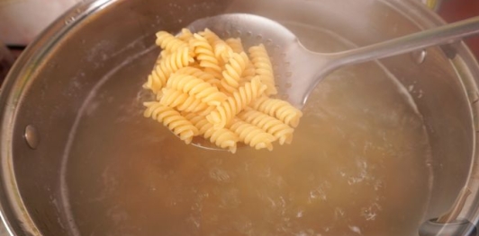 Макароны с помидорным соусом и йогуртом