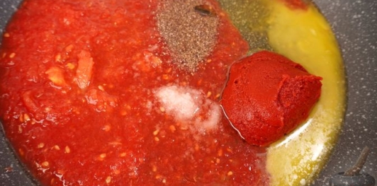 Макароны с помидорным соусом и йогуртом