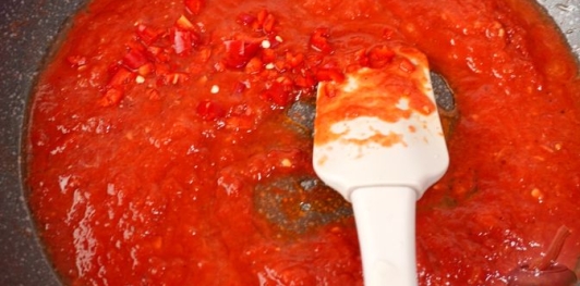 Макароны с помидорным соусом и йогуртом