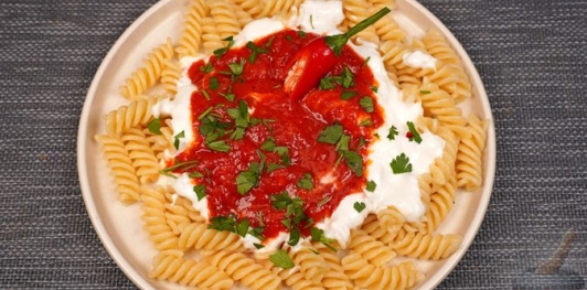 Макароны с помидорным соусом и йогуртом