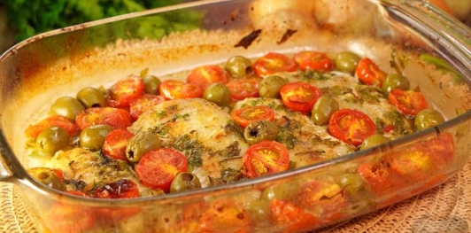 Рыба, запеченная с помидорами и оливками по-средеземноморски