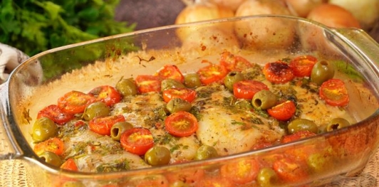 Рыба, запеченная с помидорами и оливками по-средеземноморски
