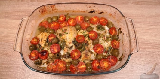 Рыба, запеченная с помидорами и оливками по-средеземноморски