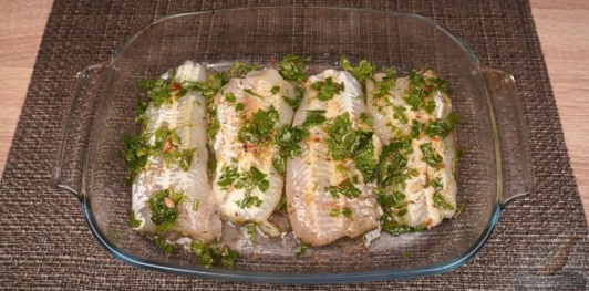 Рыба, запеченная с помидорами и оливками по-средеземноморски