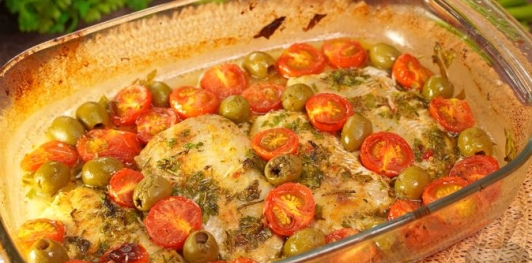 Рыба, запеченная с помидорами и оливками по-средеземноморски
