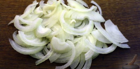 Салат с маринованными кабачками, сыром фета и тыквенными семечками