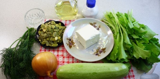 Салат с маринованными кабачками, сыром фета и тыквенными семечками