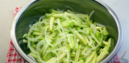 Салат с маринованными кабачками, сыром фета и тыквенными семечками