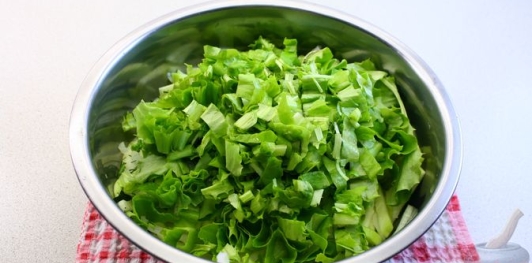Салат с маринованными кабачками, сыром фета и тыквенными семечками