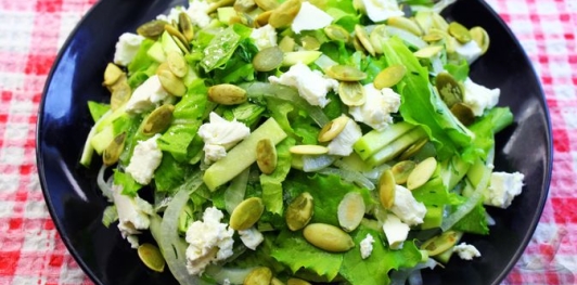 Салат с маринованными кабачками, сыром фета и тыквенными семечками