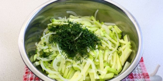 Салат с маринованными кабачками, сыром фета и тыквенными семечками