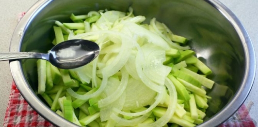 Салат с маринованными кабачками, сыром фета и тыквенными семечками