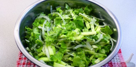 Салат с маринованными кабачками, сыром фета и тыквенными семечками
