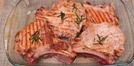 Свиная корейка с сыром и персиками, в духовке