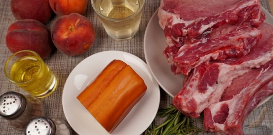 Свиная корейка с сыром и персиками, в духовке